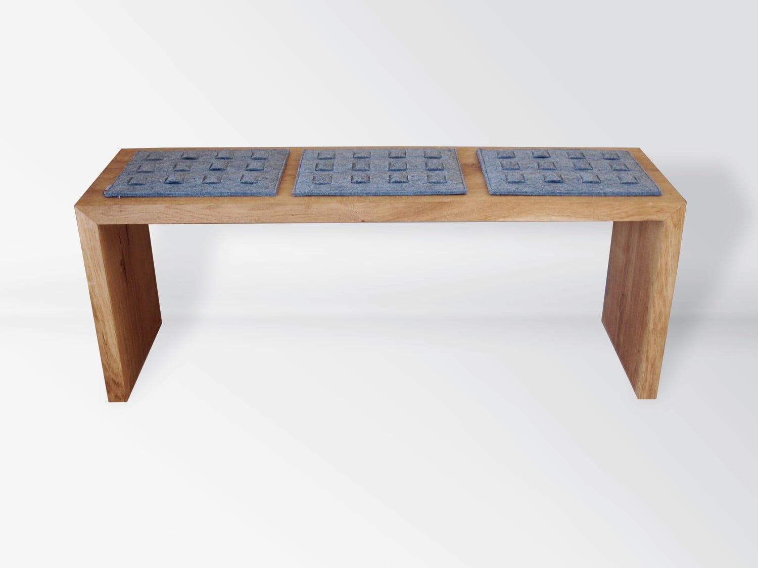 klasyczna prosta ławka dębowa w minimalistycznym stylu