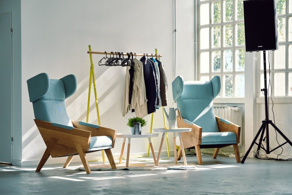 wypoczynkowy dębowy fotel uszak do salonu w kolorze turkusowym, polski design
