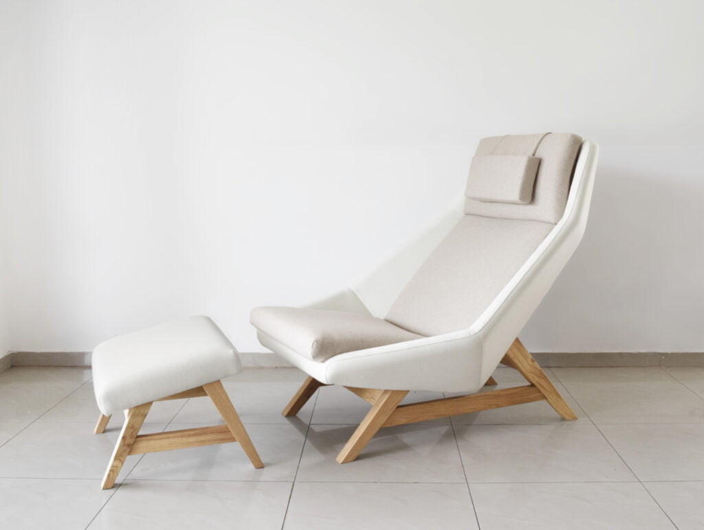 komfortowy stylowy nowoczesny fotel Mito na drewnianej podstawie tapicerowany naturalna bawełnianą tkanina , fotel niebieski pastelowy, styl skandynawski , minimalistyczny