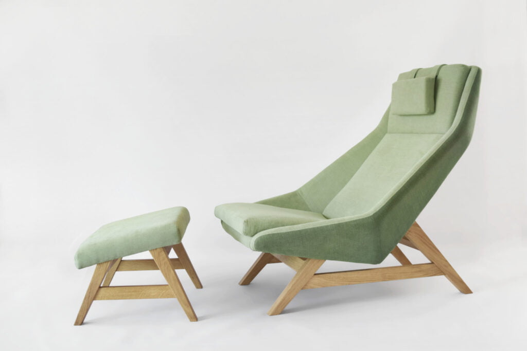jasny fotel drewniany, komfortowy stylowy nowoczesny fotel Mito na drewnianej podstawie tapicerowany naturalna bawełnianą tkanina , fotel niebieski pastelowy, styl skandynawski , minimalistyczny