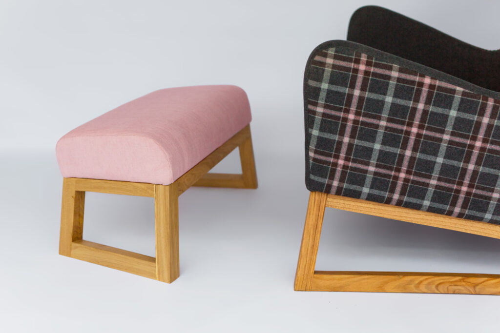 podnózek do fotela Lord, różowy fotel do salonu, polski design