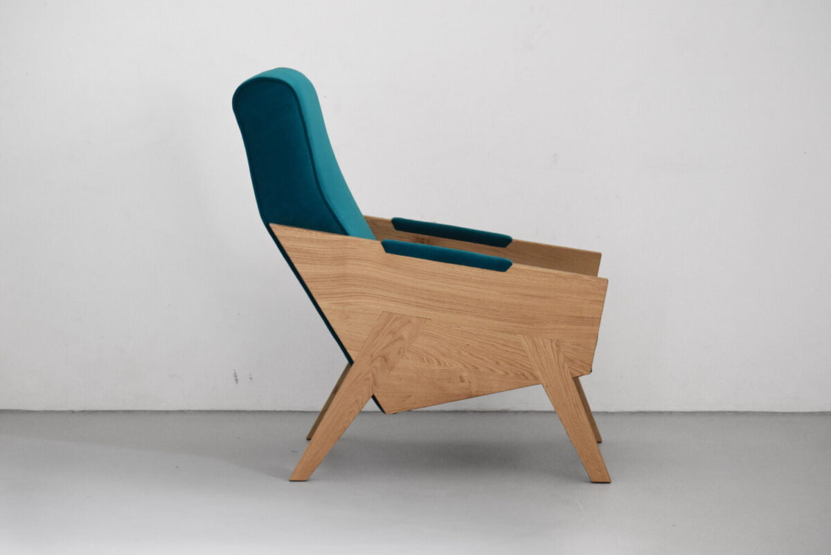 wygodny fotel z litego drewna dębowego , turkusowy fotel, polski design