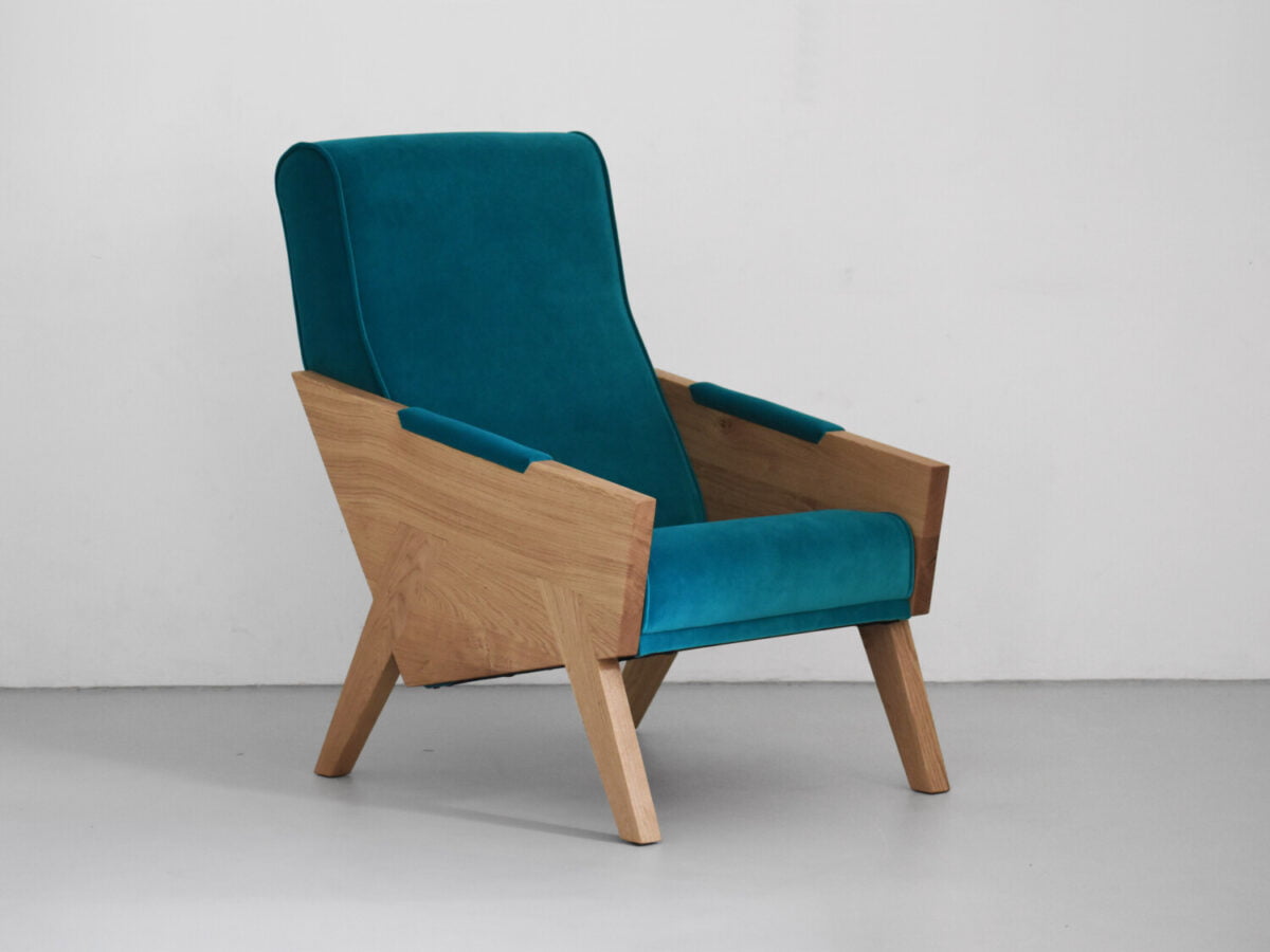 wygodny fotel z litego drewna dębowego , turkusowy fotel, polski design