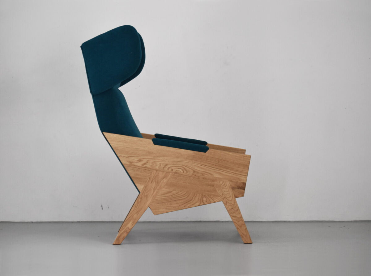 wypoczynkowy dębowy fotel uszak do salonu w kolorze turkusowym, polski design