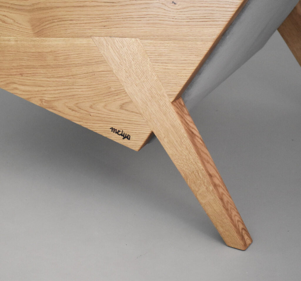 LIU ergonomiczny dębowy fotel uszak do salonu. Wypoczynkowy fotel z drewnianymi bokami w skandynawskim stylu.