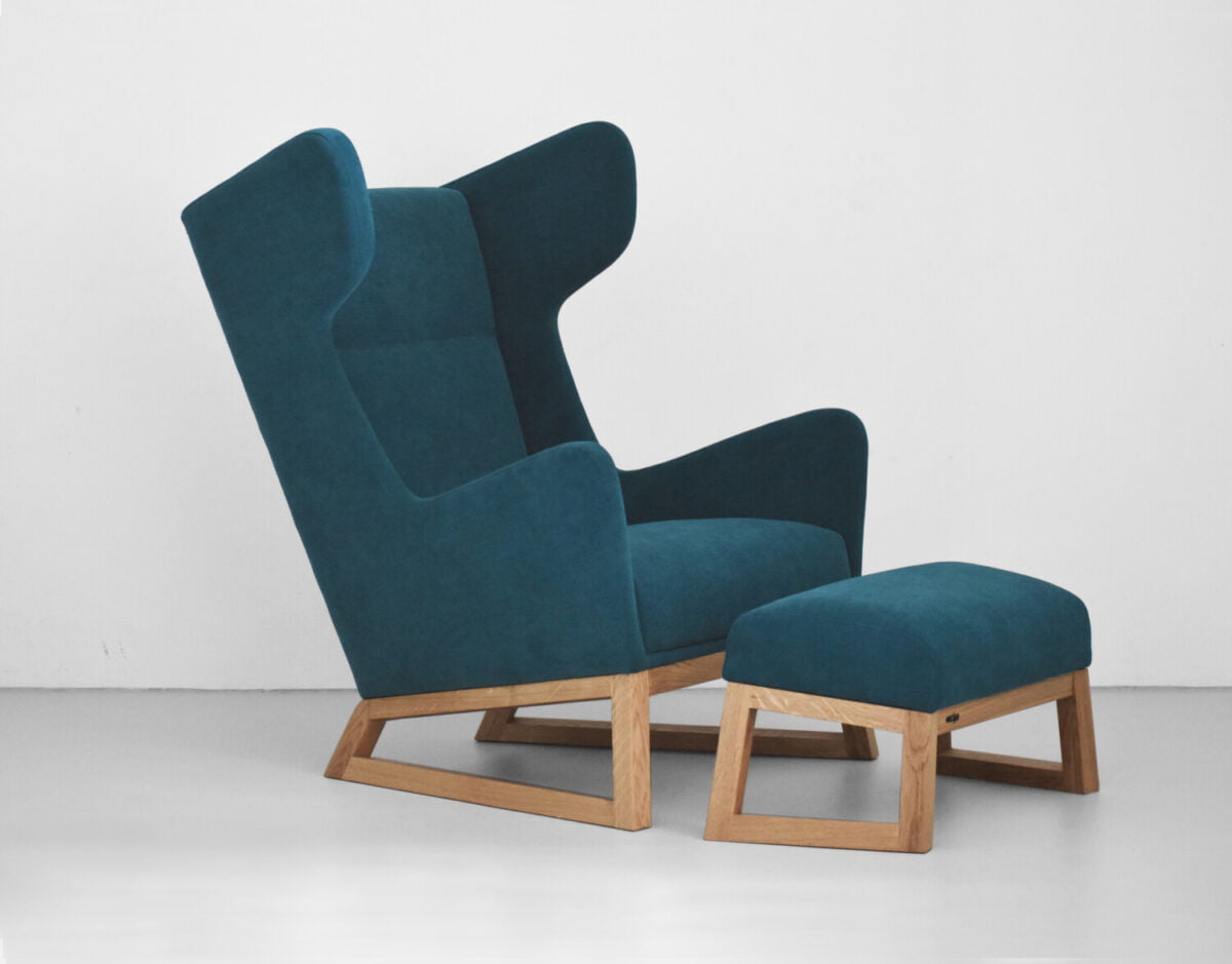 designerski fotel uszak LORD na drewnianych nogach w kolorze turkusowym