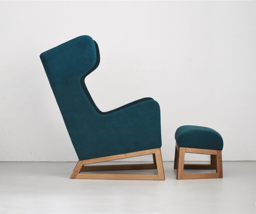 designerski fotel uszak LORD na drewnianych nogach w kolorze turkusowym, polski design