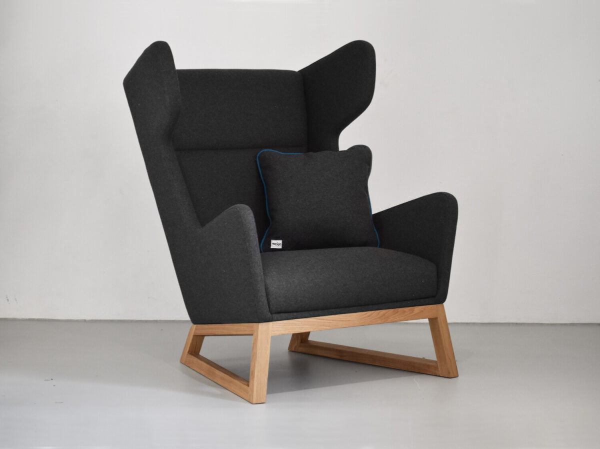 designerski fotel uszak LORD na drewnianych nogach, szary fotel, polski design