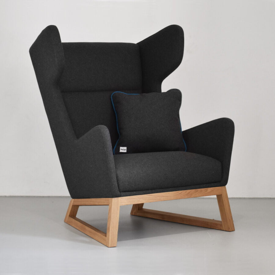 designerski fotel uszak LORD na drewnianych nogach, szary fotel, polski design