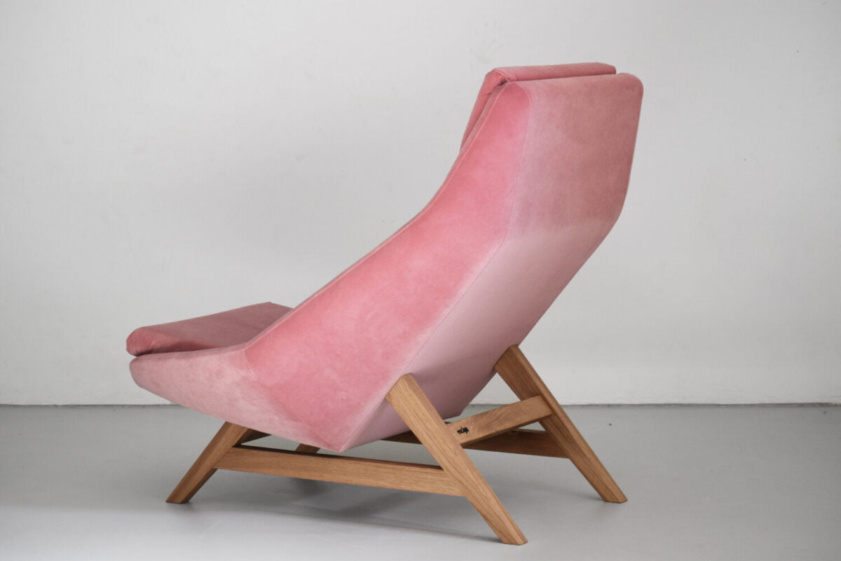 komfortowy stylowy nowoczesny fotel Mito na drewnianej podstawie tapicerowany naturalna bawełnianą tkanina , fotel różowy, styl skandynawski , minimalistyczny