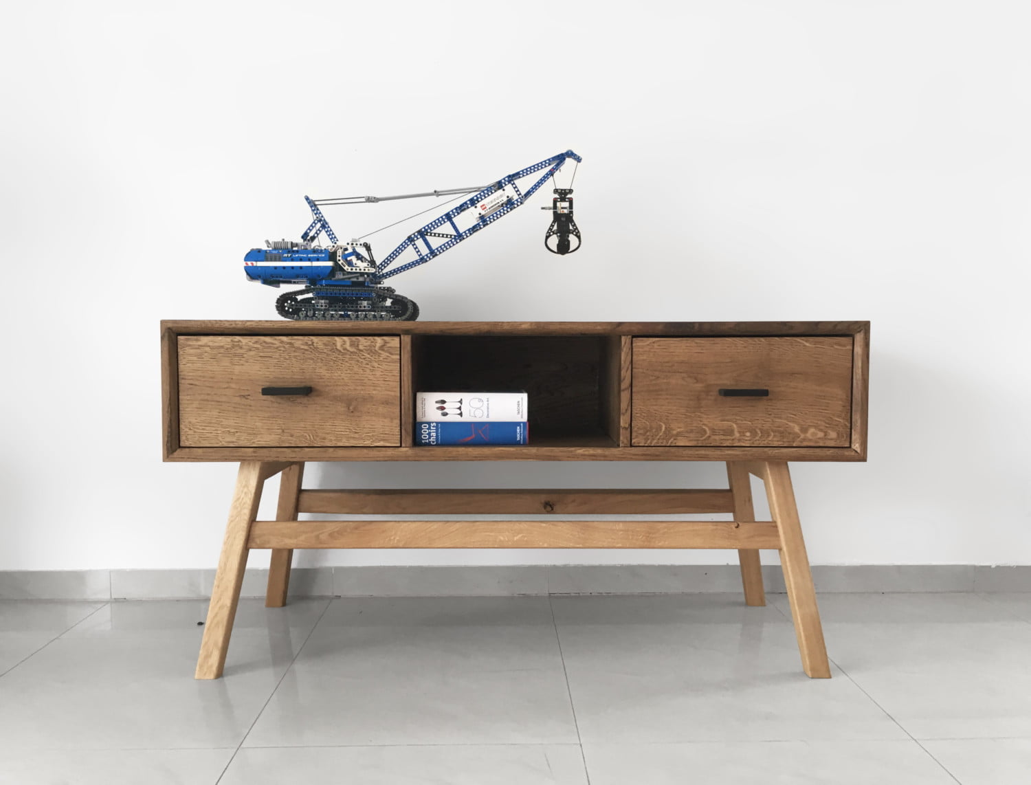 szafka pod telewizor Muko z litego drewna dębowego na drewnianych nogach w skandynawskim stylu