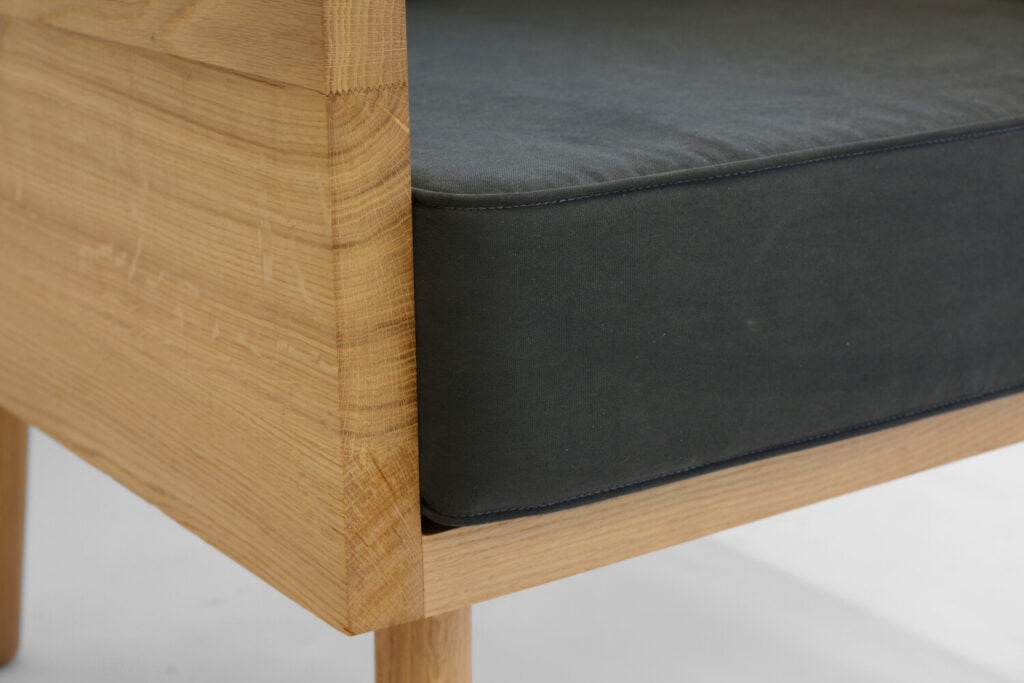 prosty dębowy szary fotel w minimalistycznym stylu