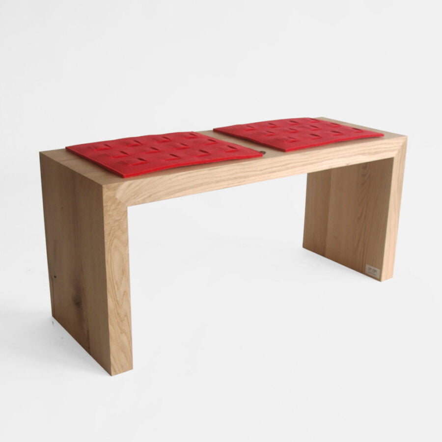dębowa drewniana prosta minimalistyczna ławka z czerwonymi podkładkami z filcu