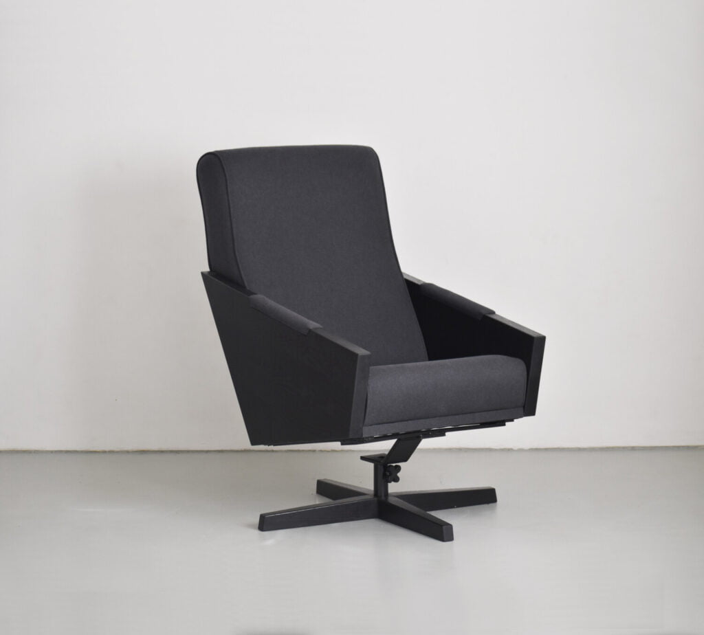 czarny fotel obrotowy, fotel obrotowy do biura, elegancki fotel , black armchair, komfortowy nowoczesny fotel, wygodny fotel obrotowy