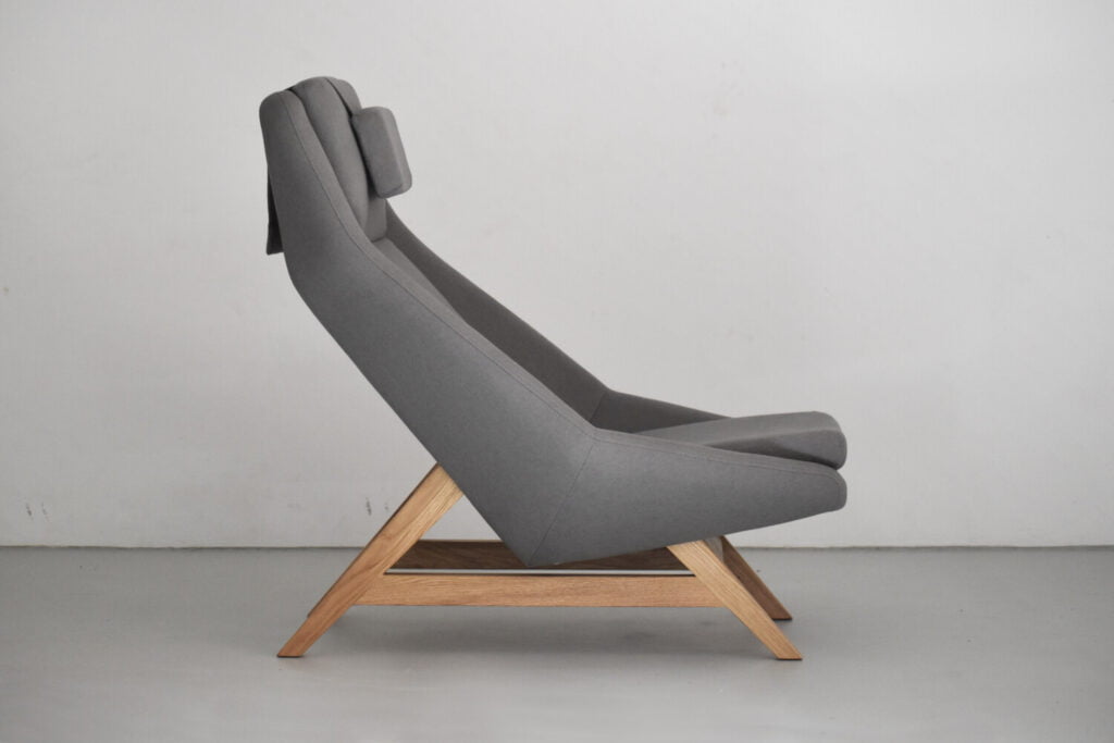 komfortowy stylowy nowoczesny fotel Mito na drewnianej podstawie tapicerowany naturalna bawełnianą tkanina , kolor szary, styl skandynawski , minimalistyczny