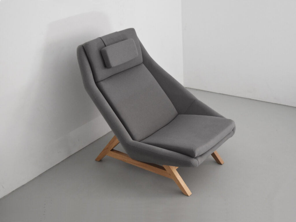 komfortowy stylowy nowoczesny fotel Mito na drewnianej podstawie tapicerowany naturalna bawełnianą tkanina , kolor szary, styl skandynawski , minimalistyczny