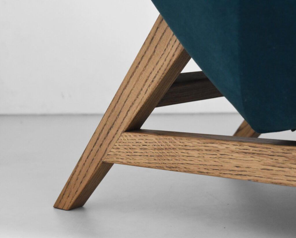 komfortowy stylowy nowoczesny fotel Mito na drewnianej podstawie tapicerowany naturalna bawełnianą tkanina , fotel turkusowy, styl skandynawski , minimalistyczny