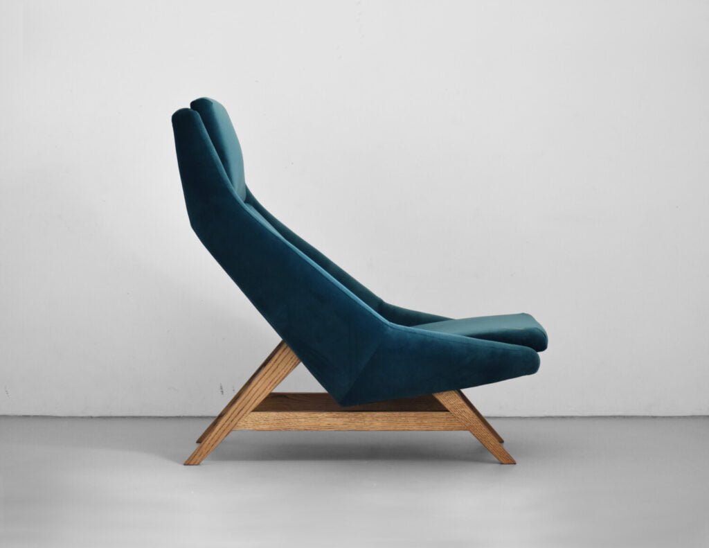 komfortowy stylowy nowoczesny fotel Mito na drewnianej podstawie tapicerowany naturalna bawełnianą tkanina , fotel turkusowy, styl skandynawski , minimalistyczny