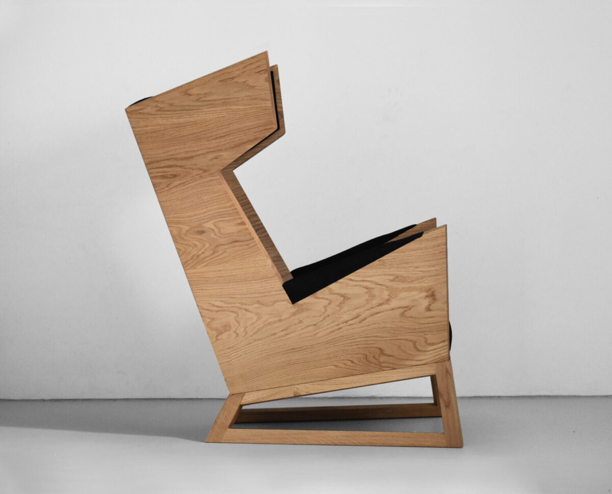 czarny fotel uszak z litego drewna dębowego. luksusowy dębowy fotel, polski design