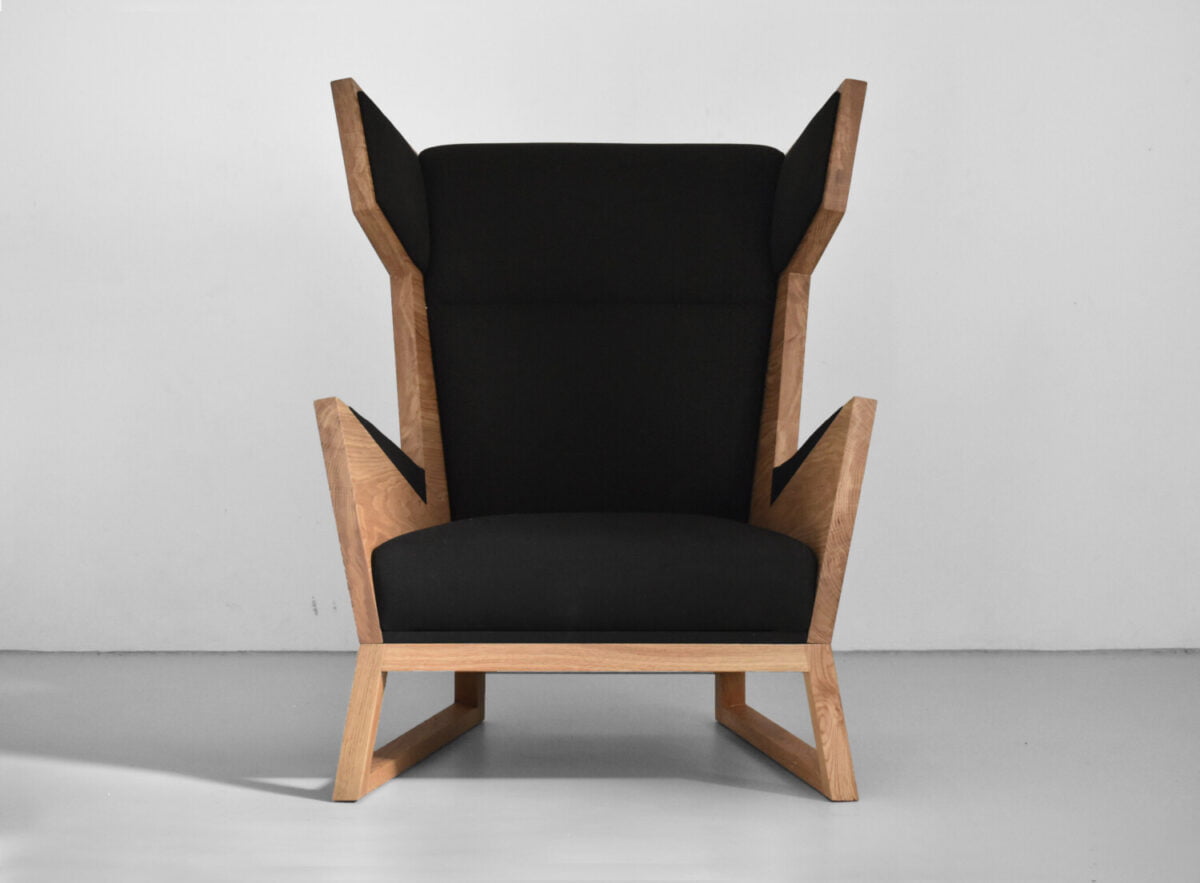 czarny fotel uszak z litego drewna dębowego. luksusowy dębowy fotel, polski design
