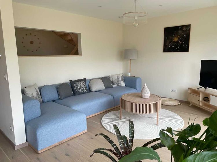 Nowoczesna minimalistyczna sofa modułowa do salonu. Nierozkładana sofa w stylu skandynawskim, niebieska sofa w norweskim stylu, narożnik modułowy