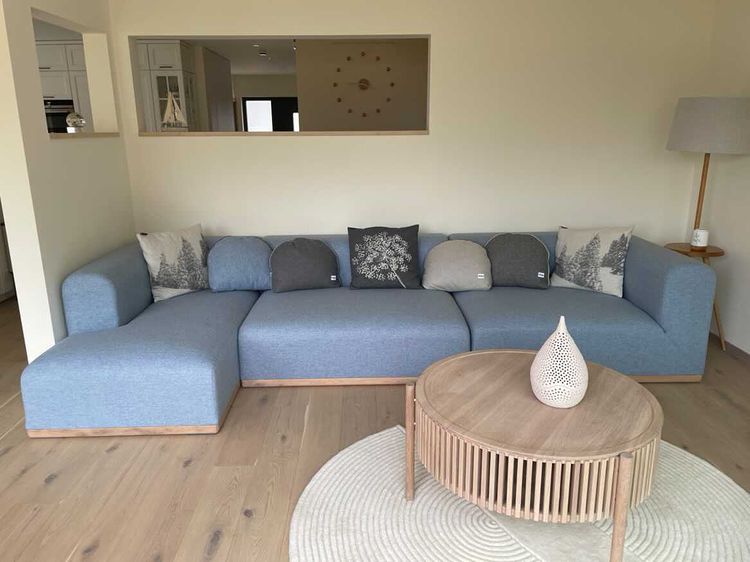 Nowoczesna minimalistyczna sofa modułowa do salonu. Nierozkładana sofa w stylu skandynawskim, niebieska sofa w norweskim stylu, narożnik do salonu