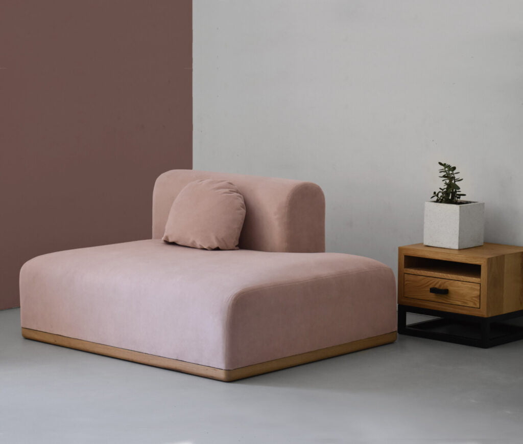 Nowoczesna minimalistyczna sofa modułowa do salonu. Nierozkładana sofa w stylu skandynawskim, różowa sofa