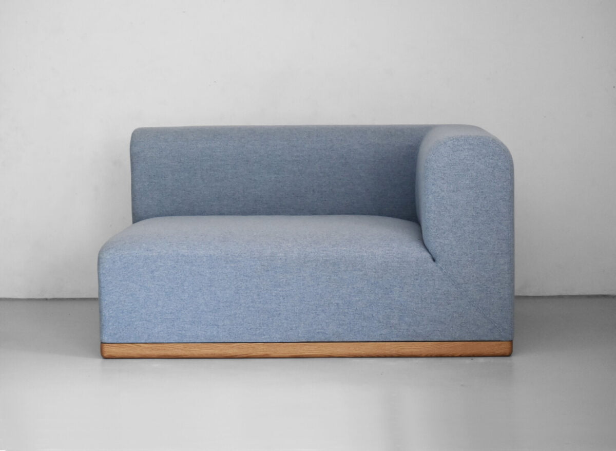 Nowoczesna minimalistyczna sofa modułowa do salonu. Nierozkładana sofa w stylu skandynawskim, niebieska sofa w norweskim stylu