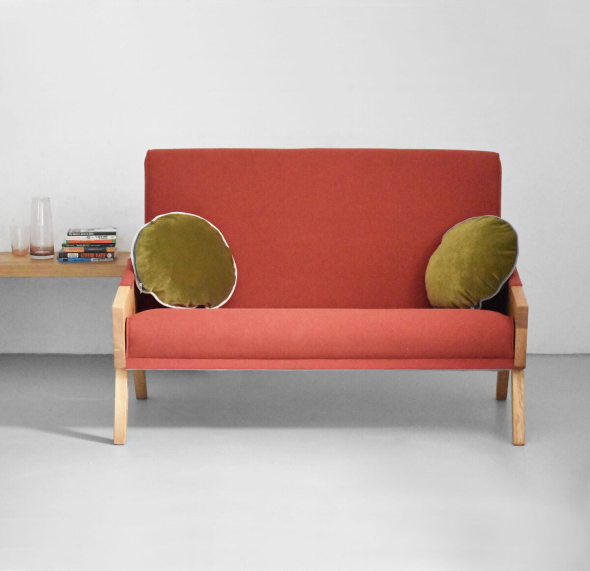 dębowa sofa dwuosobową w skandynawskim stylu, czerwona sofa , oryginalna kanapa