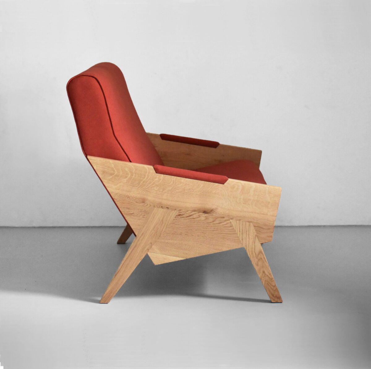 dębowa sofa dwuosobową w skandynawskim stylu, czerwona sofa , oryginalna kanapa