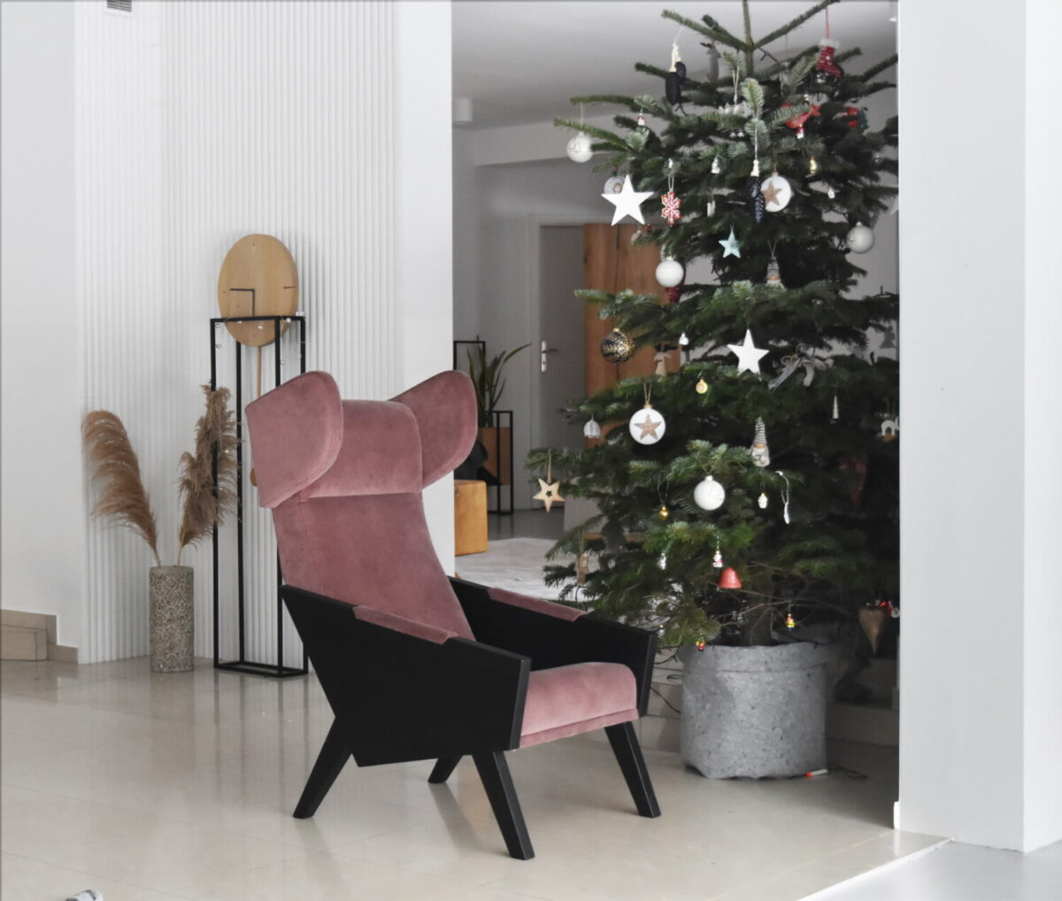 designerski fotel z czarnymi bokami, elegancki fotel , luksusowy bordowy fotel, fotel polski design, wygodny fotel uszak, orginalny fotel, fotel wyprzedaż