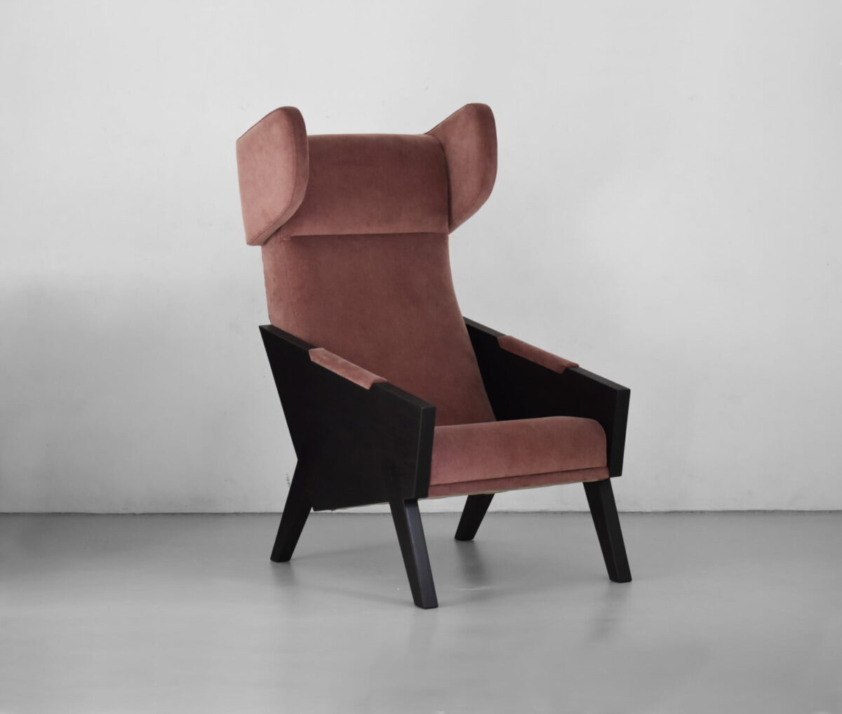 designerski fotel z czarnymi bokami, elegancki fotel , luksusowy bordowy fotel, fotel polski design, wygodny fotel uszak, orginalny fotel, fotel wyprzedaż
