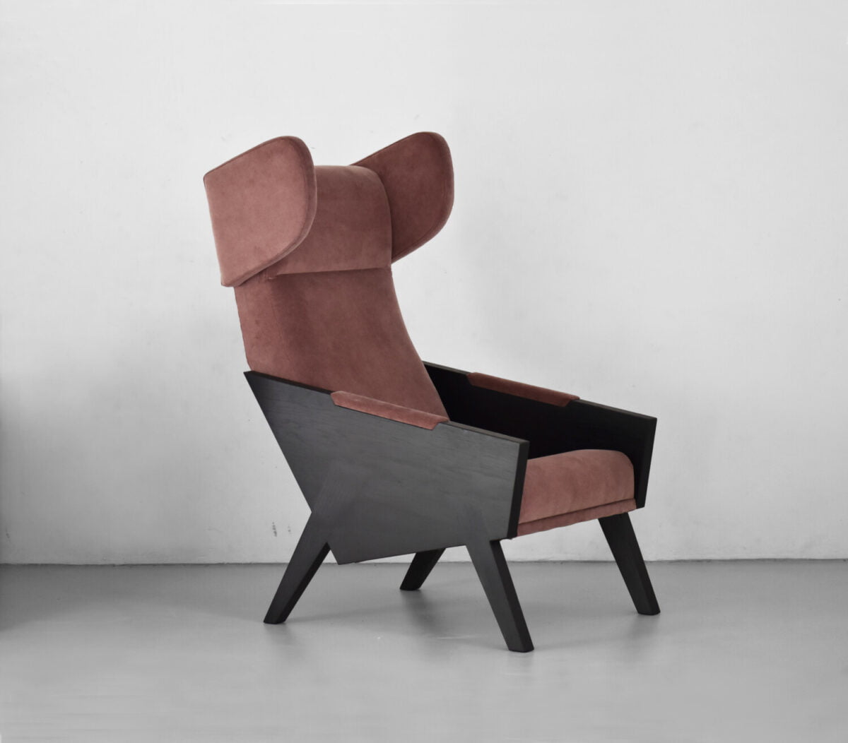 designerski fotel z czarnymi bokami, elegancki fotel , luksusowy bordowy fotel, fotel polski design, wygodny fotel uszak, orginalny fotel, fotel wyprzedaż