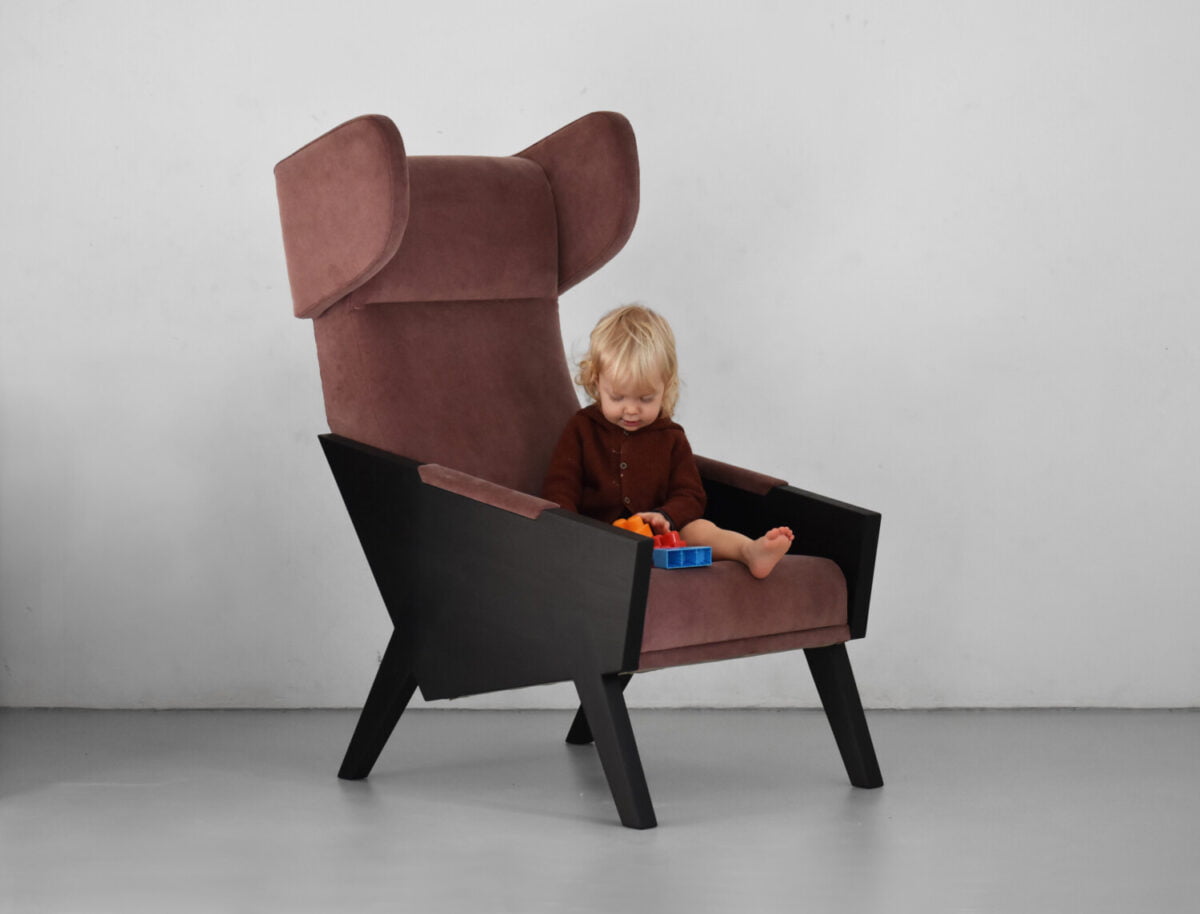 designerski fotel z czarnymi bokami, elegancki fotel , luksusowy bordowy fotel, fotel polski design, wygodny fotel uszak, orginalny fotel, fotel wyprzedaż
