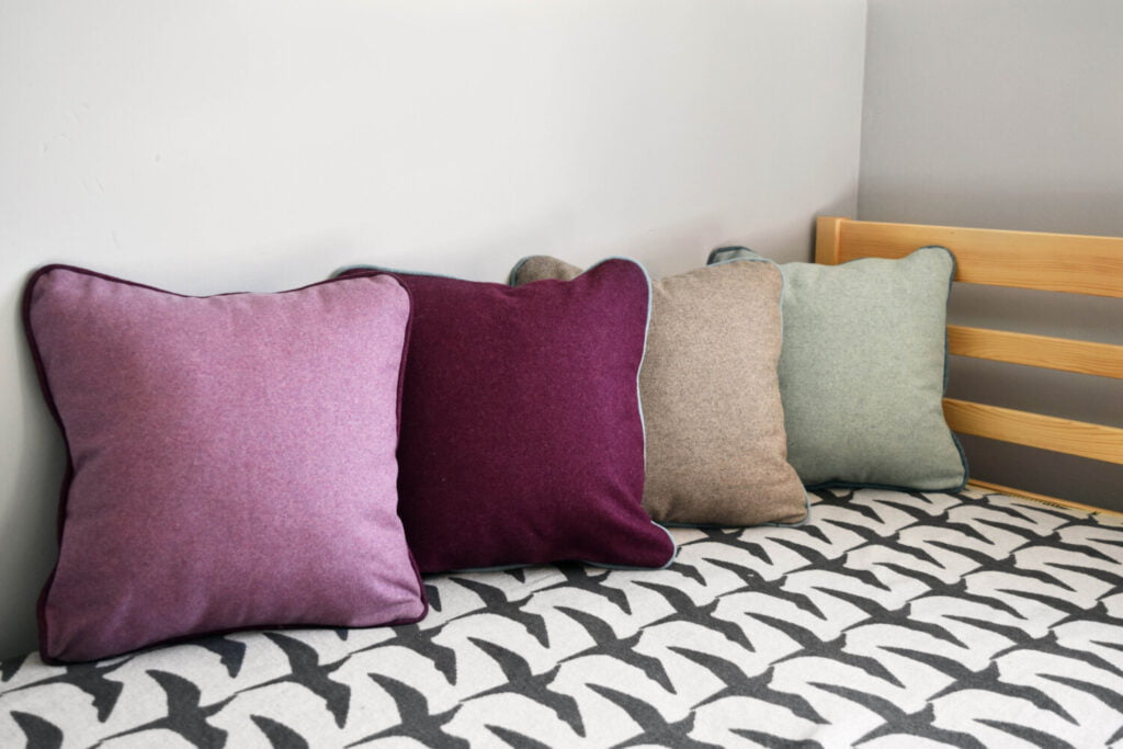 naturalne poduszki z wełny, piękne poduszki do salonu, oryginalne poduszki, poduszki z obszyciem, kwadratowe poduszki