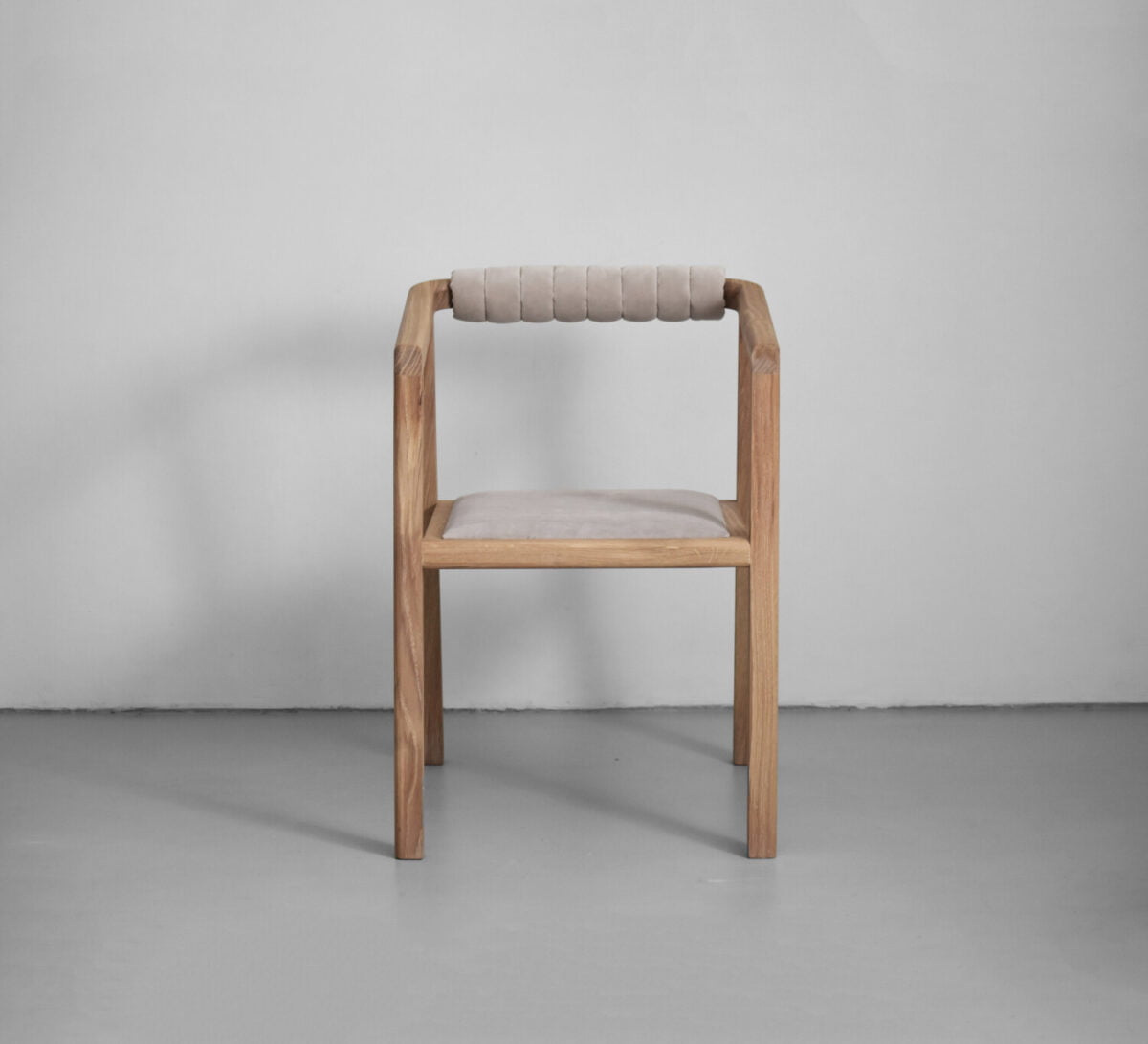 dębowe krzesło tapicerowane