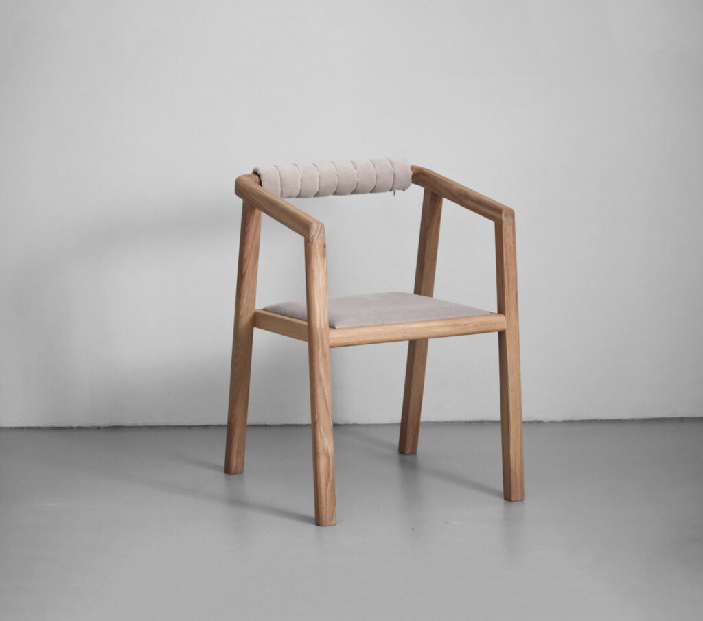 solidne krzesło w stylu japandi i minimalistycznym