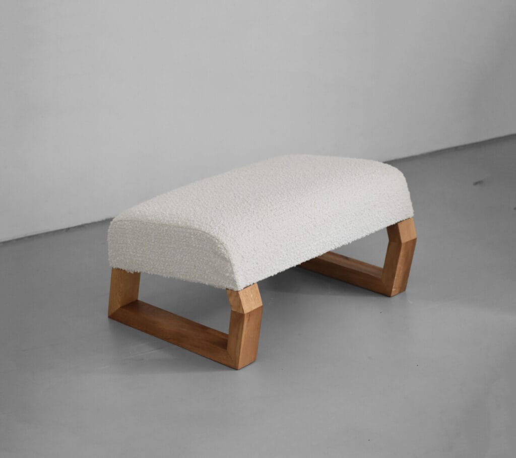 kompaktowy, oryginalny podnóżek w naturalnych materiałach